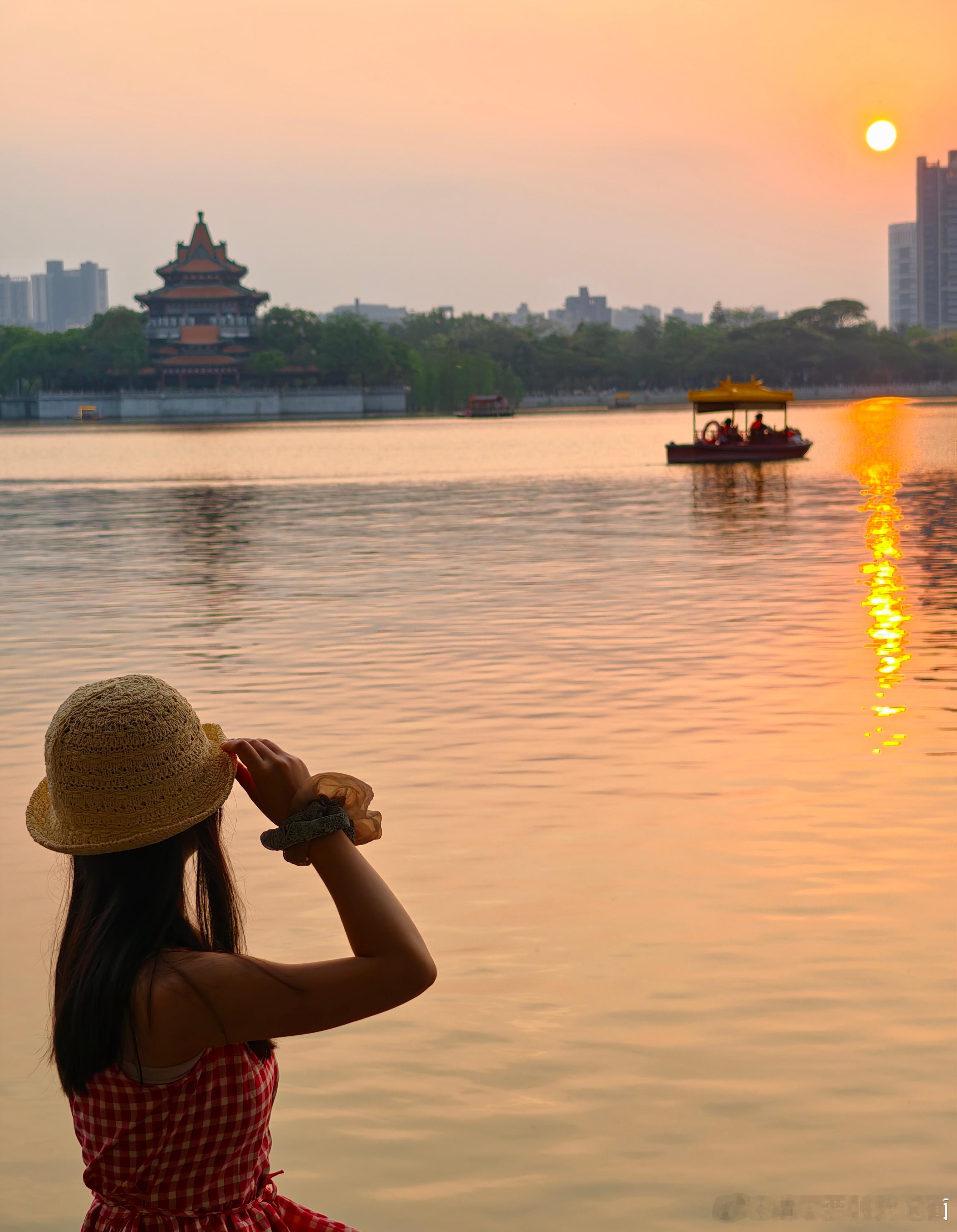 追一场城市湖畔的黄昏，看晚霞漫过亭台，也漫过此刻松弛的时光。黄文说黄文说摄影世界