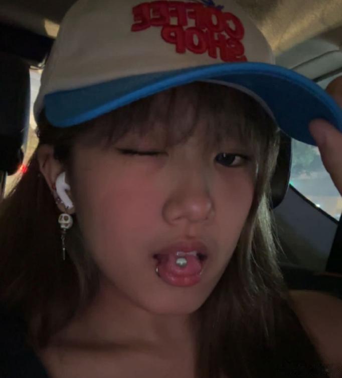 #贾静雯大女儿晒新舌钉# 梧桐妹晒新舌钉，耳钉是骷髅头太吓人！#梧桐妹晒新舌钉#