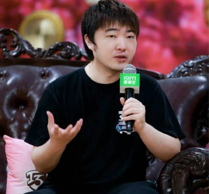 吴桐不算个例了，高血压3级的红色警告，现在不是催更了，是催休，还是想看到那个满脸