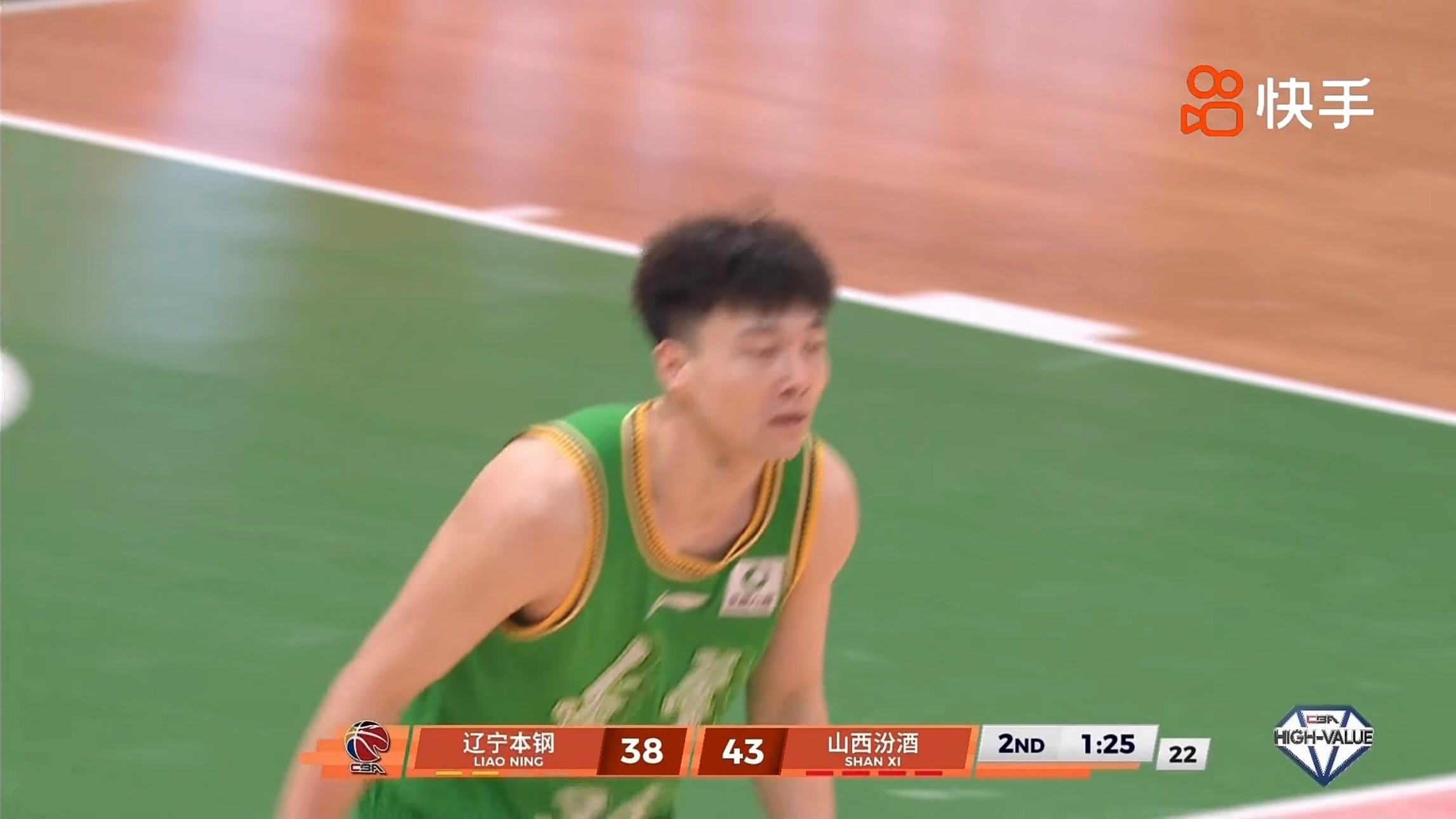 鄢手骐给乌戈教练讲完战术，连拿五分，稳住。辽宁男篮vs山西男篮