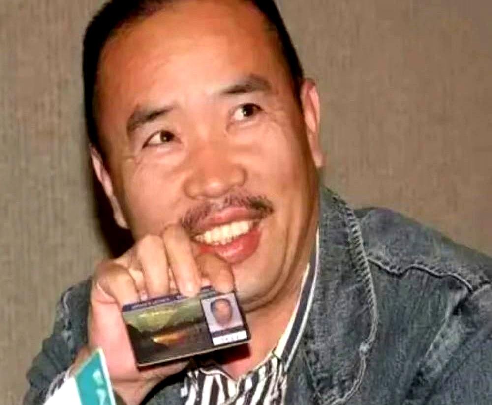 门一关，热浪贴着皮肤，骨头就松了。
那幢砸下过亿的红楼，厉害在节奏：先是一楼的局