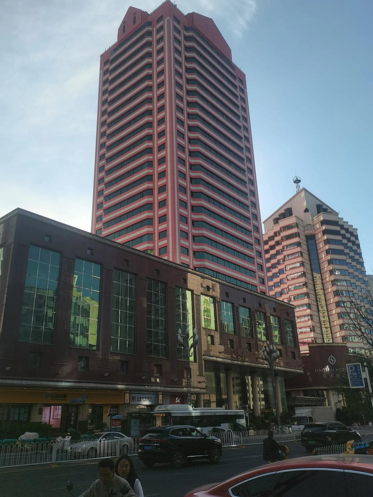 这个海天大酒店不是我们经常用的酱油的那个海天的啊！原来是中国烟草总公司云南省烟草