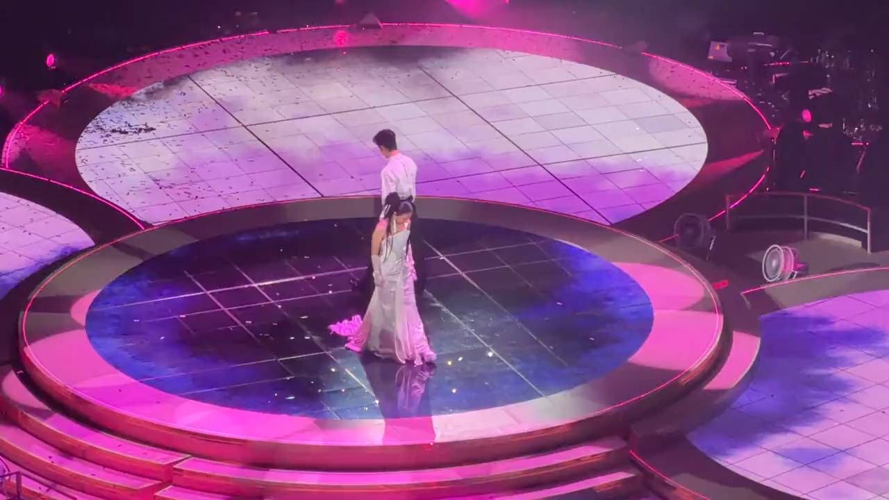 那英的演唱会嘉宾是肖战，他俩穿白衣合唱很默契，肖战唱的真好！