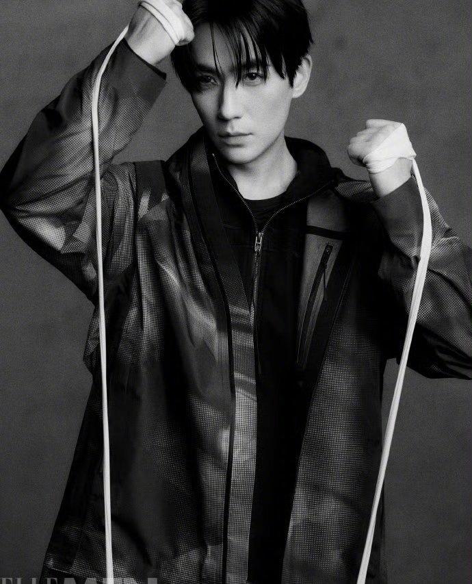 时尚大片上新！接手采访时他承认自己是很理性的人，最大的期许就是在创作力最旺盛的阶