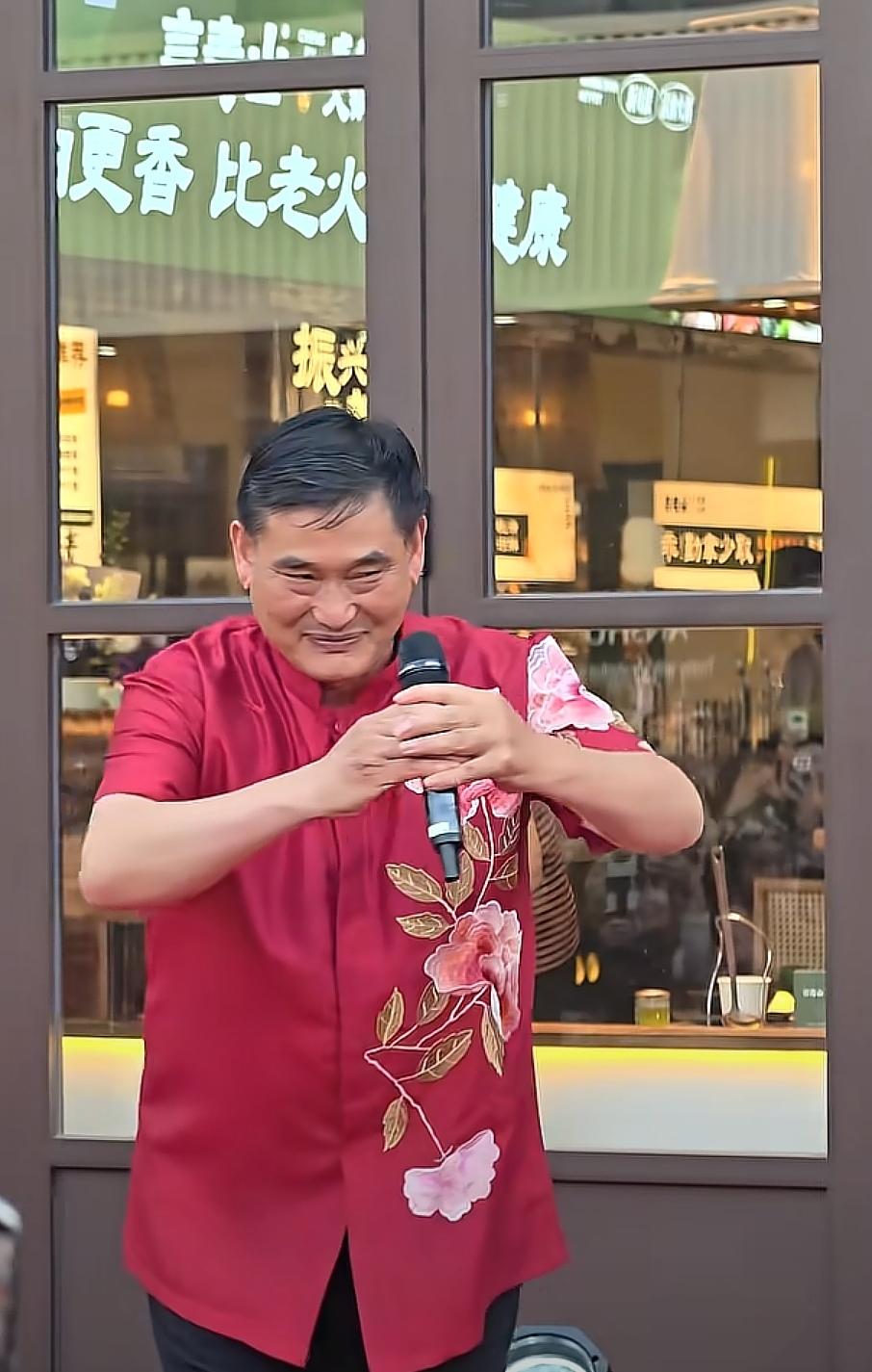 大衣哥的商演，一线明星都羡慕，主要就靠两个字！态度，大衣哥朱之文不管接了谁的活，