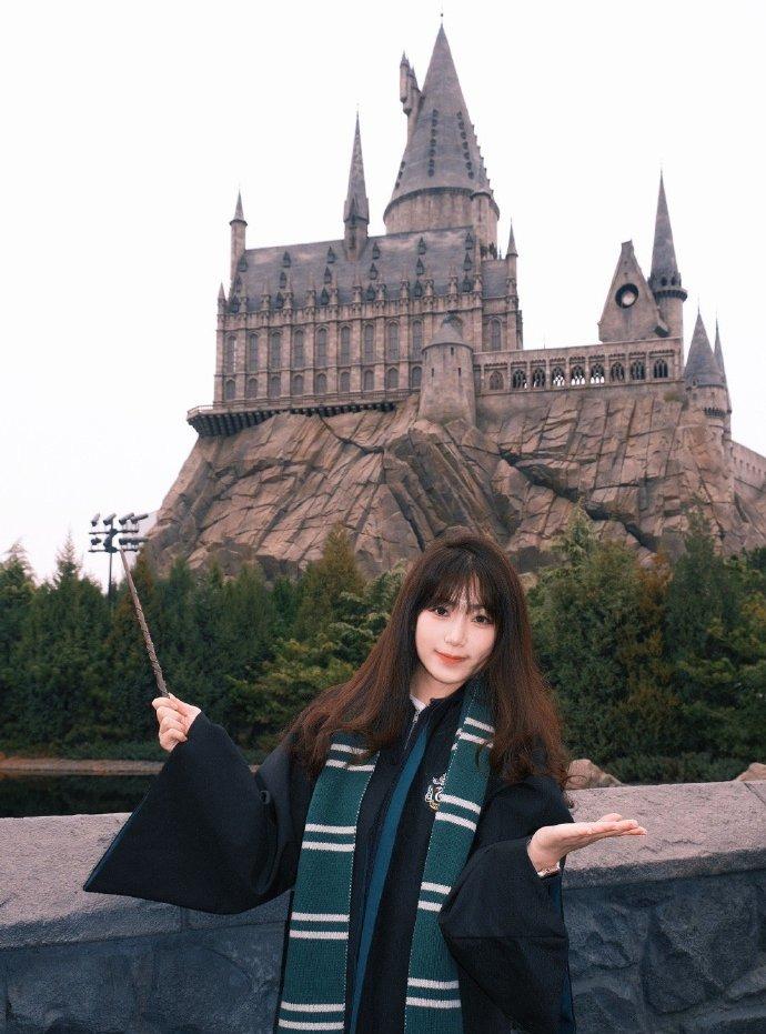 今天是环球影城的哈利波特日呀！ 整个魔法世界仿佛都活了过来，城堡在云雾里若隐若现