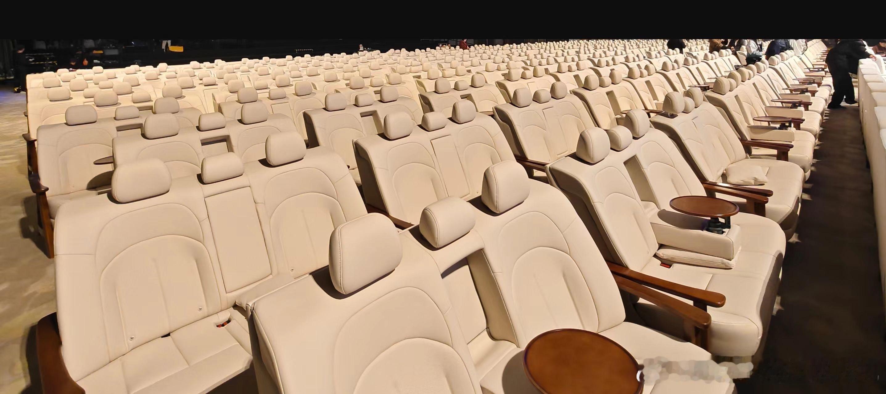 东风日产真的开沙发厂了 什么叫下血本？？日产N6今晚发布会，现场已经布置好了，座