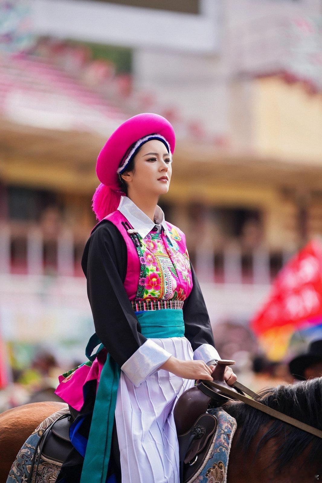 国道上的同心脉 国道不只是路，更是各民族心跳共振的地方！香格里拉的现场，歌声从雪