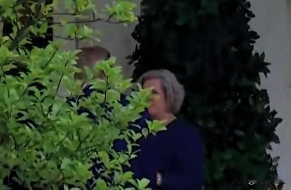 据说《纽约时报》掌握在一些白宫幕僚长在苏茜·怀尔斯在《名利场》谈话中的引言录音，