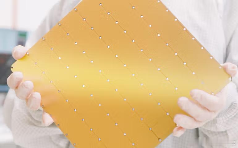 今天突然刷到有这么一家叫cerebras的公司，把一整张晶圆做成了一块芯片。太好