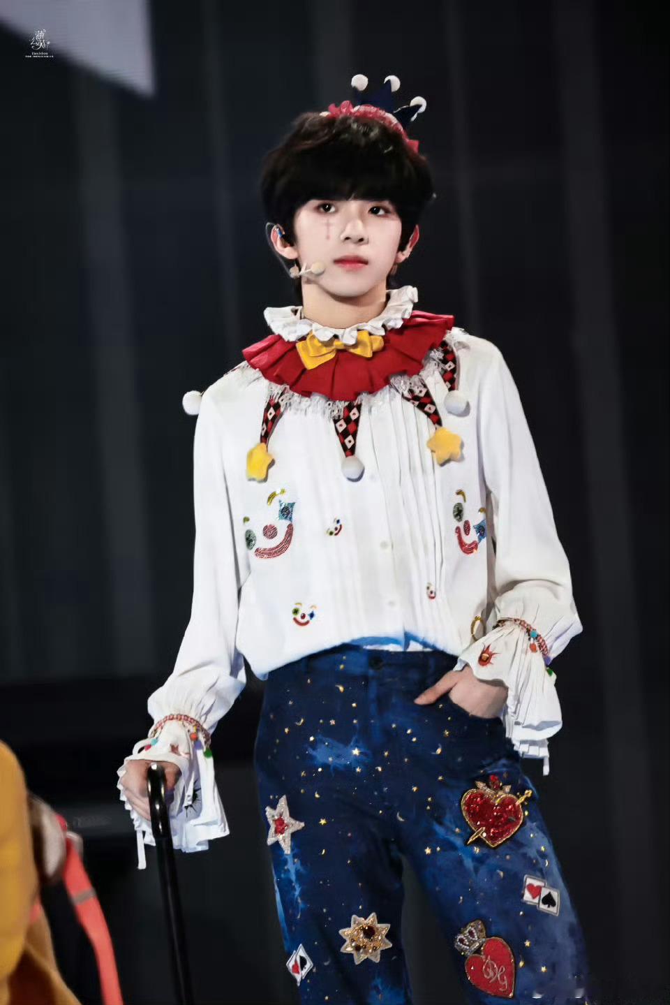 他比例是真的好，头小，宽肩窄腰大长腿，腕线过裆的比例从小腿就很长，比例绝了，穿啥