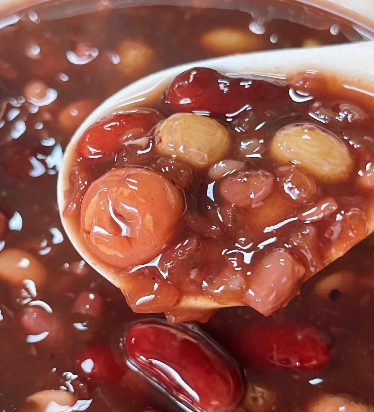 要说广东的腊八节，没有北方那么热闹张扬，却藏着岭南独有的温润烟火气！核心就是“一