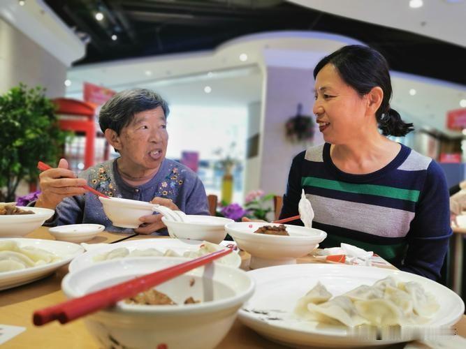 工资2800块雇刷碗阿姨，做满一个月她想走，我问为啥，她摘掉手套：我应聘的是刷碗