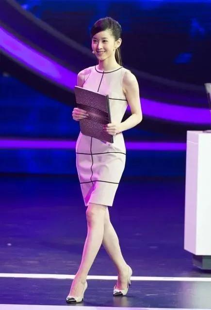章泽天，一个美丽与才华兼具的女性，她凭借出色的演技和坚定的意志在演艺界取得了一席