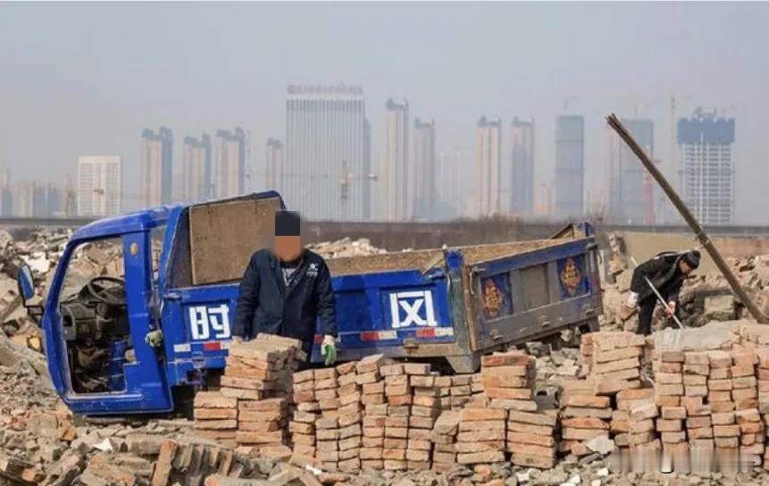 河南，老王开车给村民建房运送砖块，在院内倒车过程中撞倒脚手架，导致工人摔下受伤，