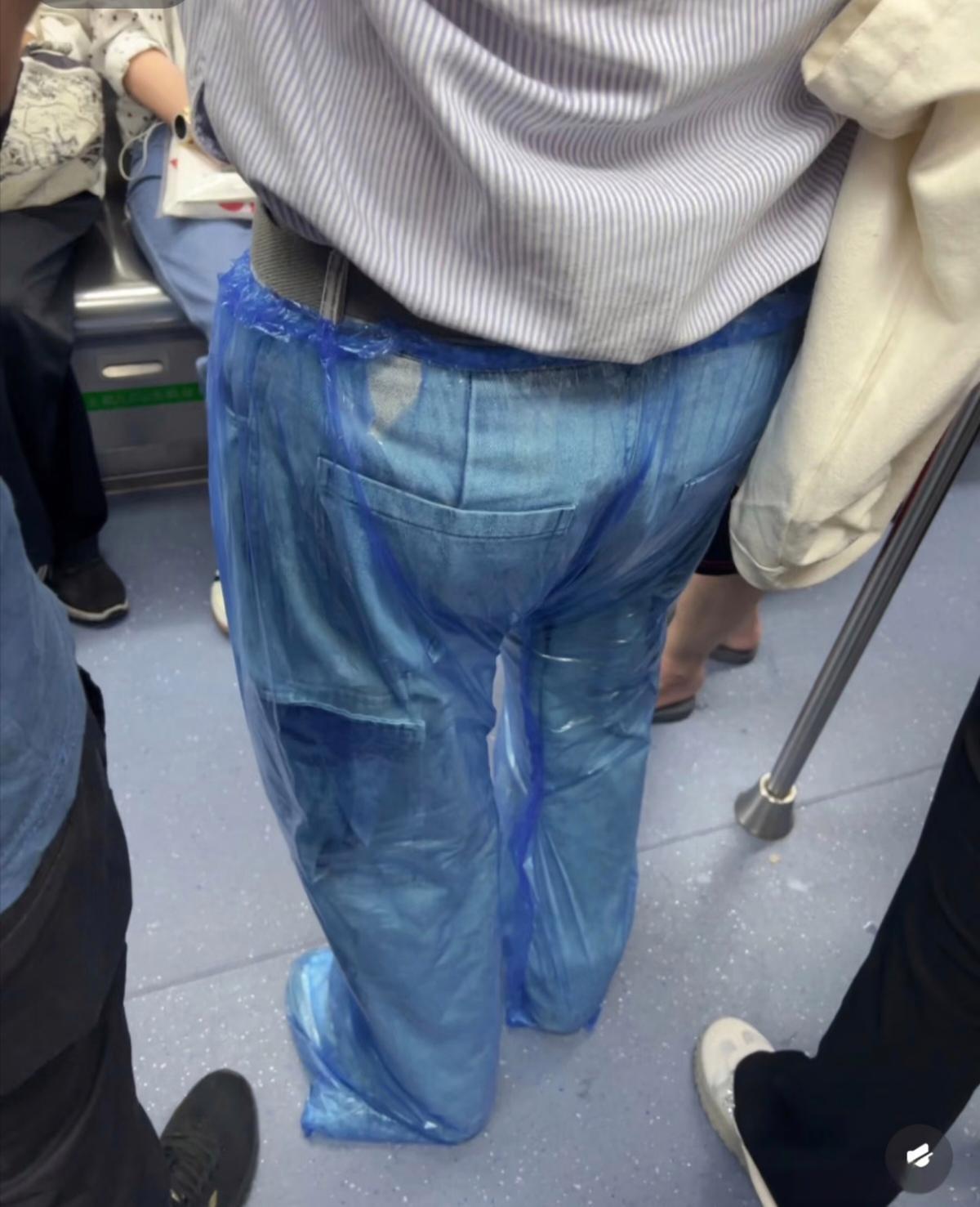 这大爷的雨衣不错