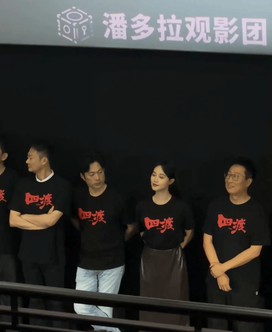 蓝盈莹左右为男蓝盈莹新片左右为男 线下首映现场无修路透曝光，蓝盈莹左右两边全是新