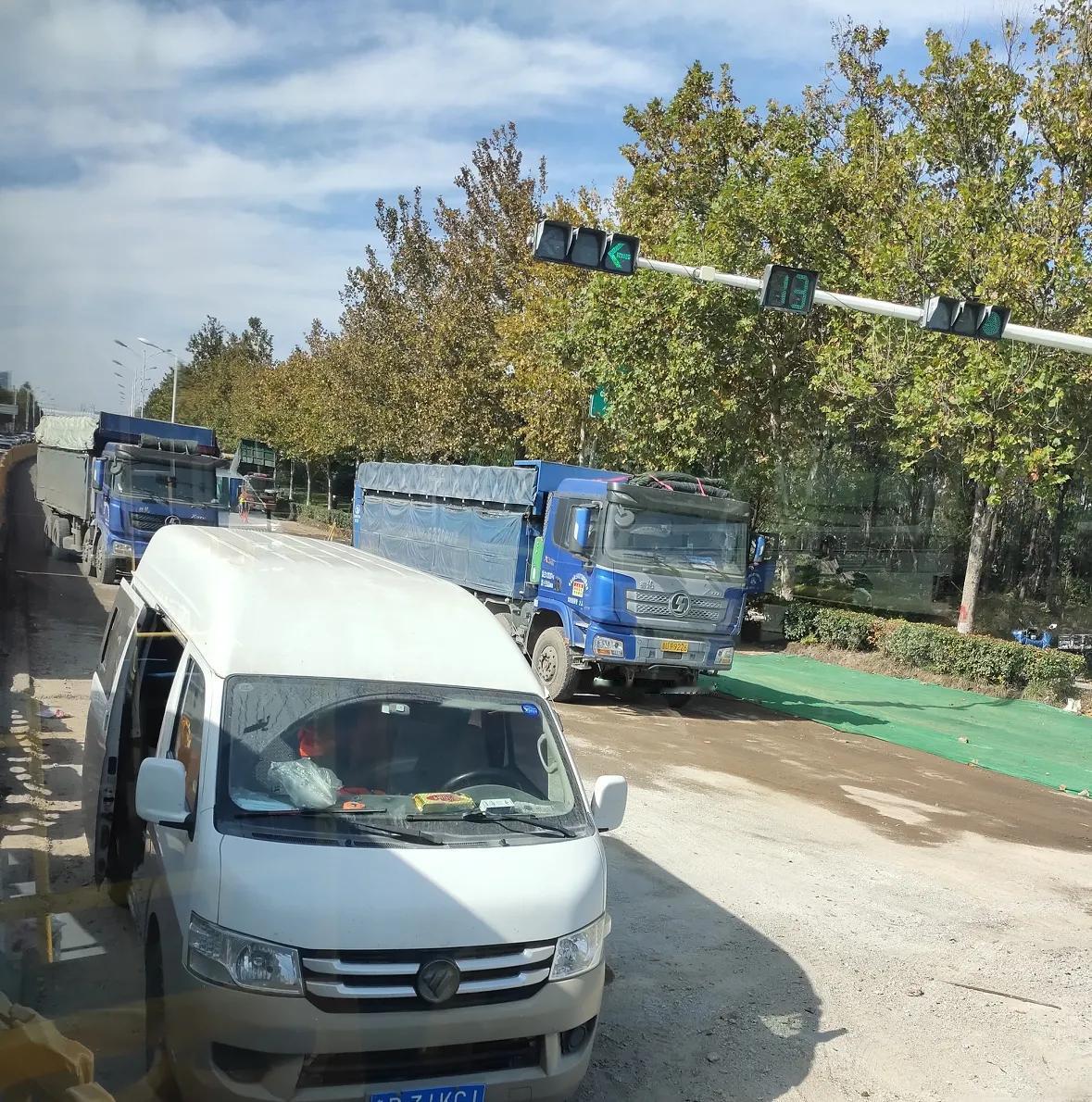 即墨区淮涉河二路高速路口到石林三路路段还没修完！早晚出行高峰期堵车严重！