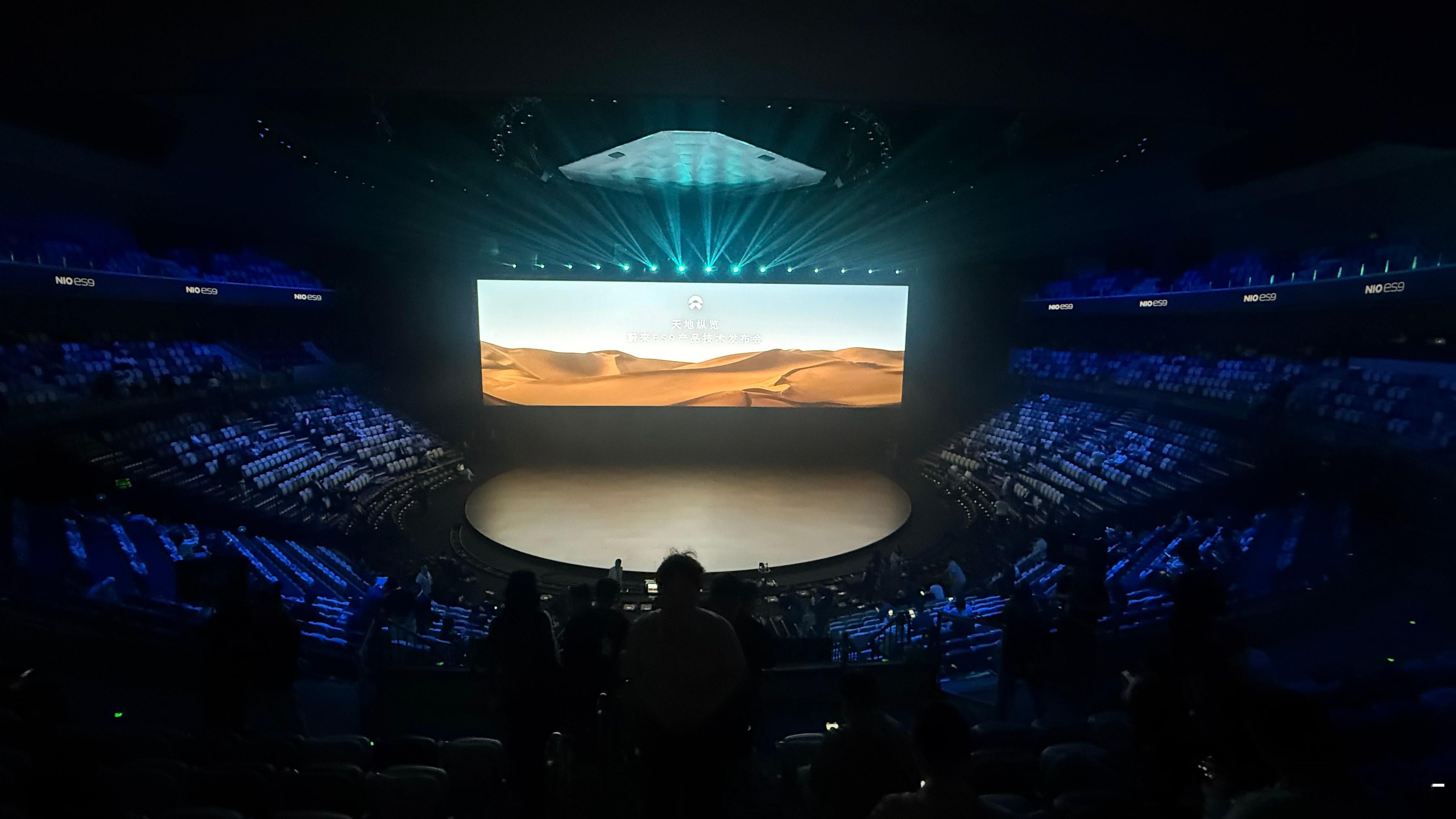 腾出大空间这件事，真的被蔚来标签化了。大家可能觉得新能源车没有备胎，抠出额外储物