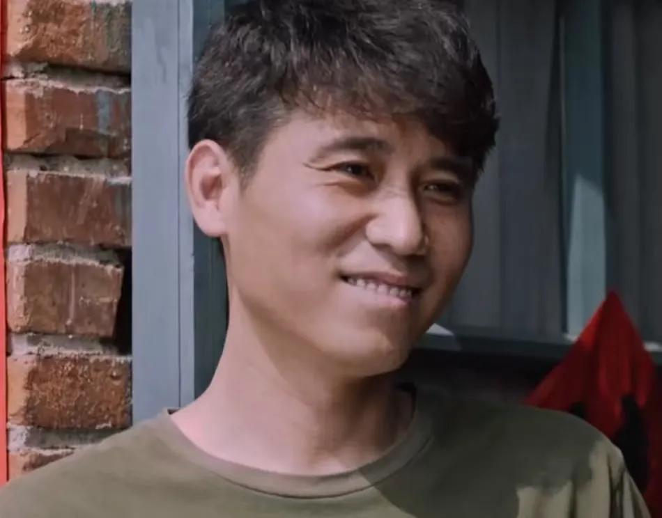 幸亏李乃文这几年已经火出圈了，要不然在《青山遮不住》里，他装嫩的设定又得引来诸多