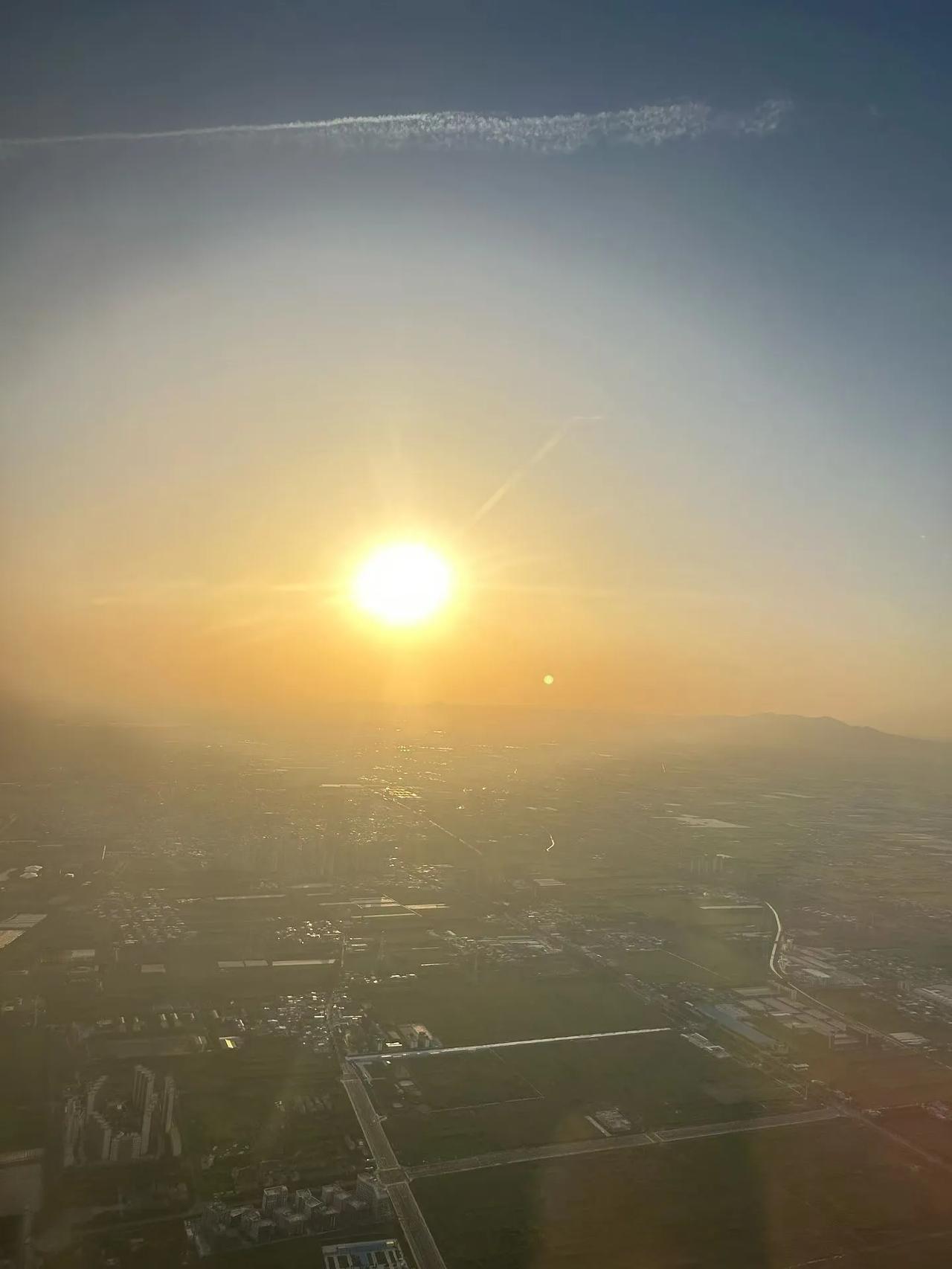 多想一直遨翔太空
可以追日逐月
沐浴日月之晖
俯视大好人世间…