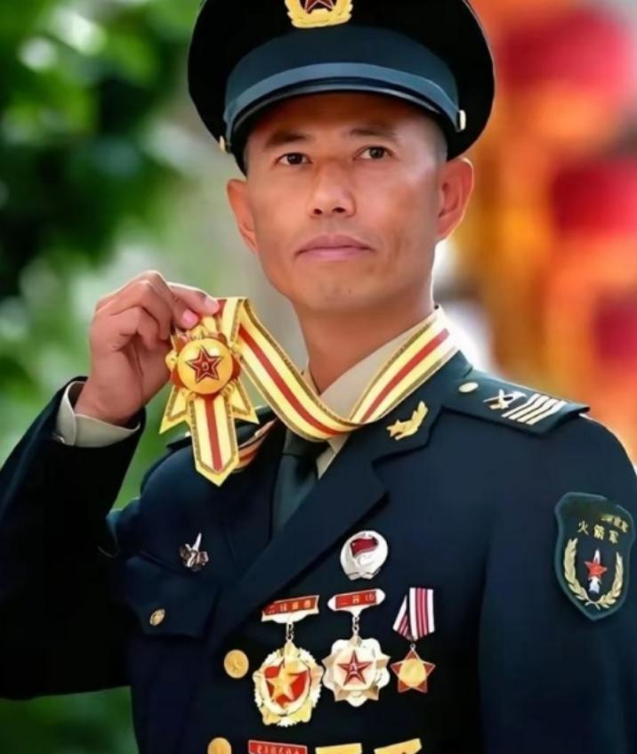 王忠心在火箭军干了34年，从普通新兵做到一级军士长，1999年他按规定退役，半年