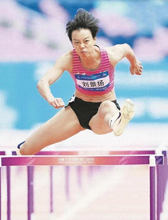 吴艳妮摘银颁奖台上仰面爆哭，三届全运会无缘金牌，刘景扬夺冠后称不是“黑马”，妈妈