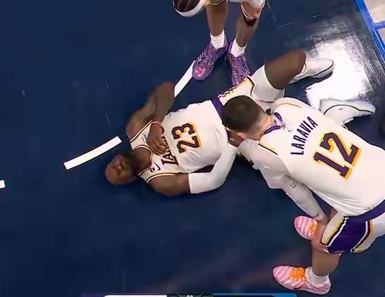 雷迪克再不下课，詹姆斯今夏走人？
今天湖人对阵独行侠的比赛中出现惊魂一幕：第三节