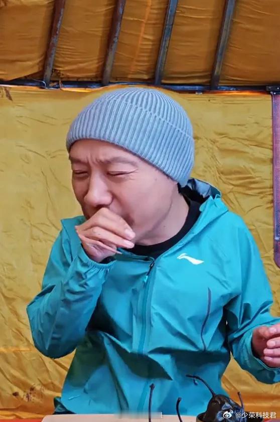 雷军吃冻梨被冻出表情包 你以为雷军是顶流数码博主+汽车博主？其实他是穿搭博主+美
