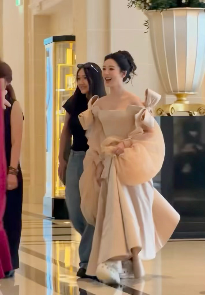 G社拍的杨紫 好美 此女轻松美晕我，杨紫你就是我的婆娘🤤！！ 