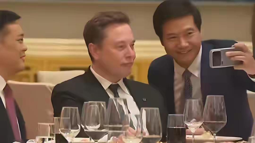 Wink 表情。雷军认可马斯克造特斯拉的“铁人三项”模式，这和小米商业模式契合，