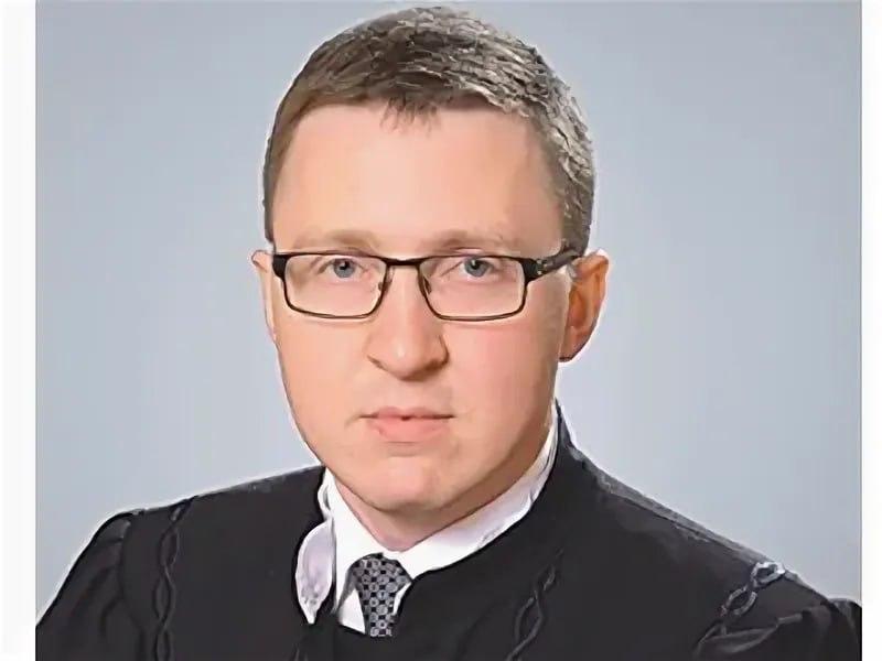 车里雅宾斯克州仲裁法院法官布舒耶夫因向罗伊兹曼基金会捐款被免职，丢掉一等法官资格