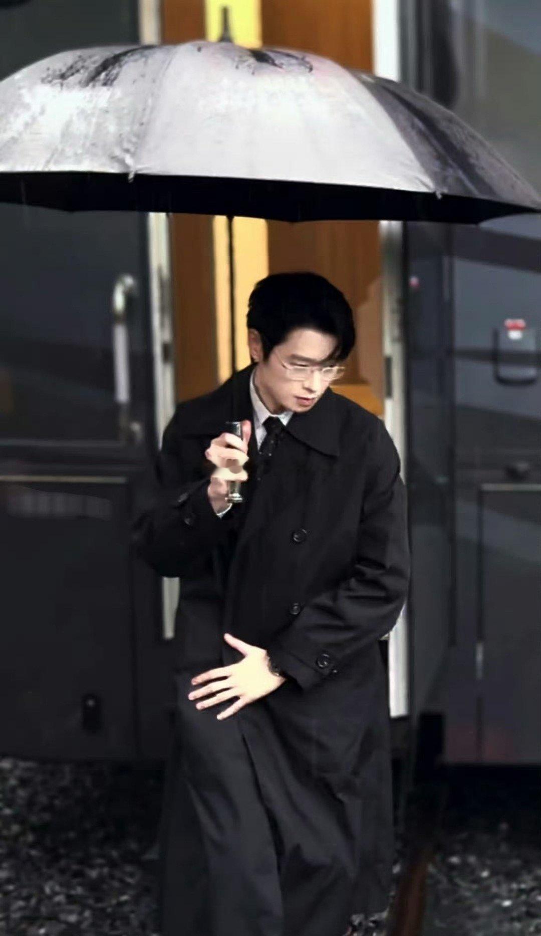 魏大勋青风吹又生雨中撑伞路透雨中撑伞这组路透好有氛围感！魏大勋饰演赵家安，金丝眼