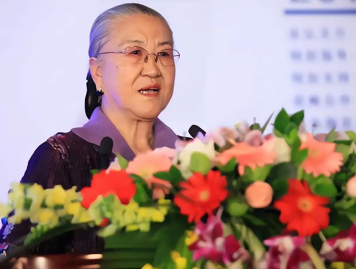 原国防部长耿飚的长女，一夜之间被查封了所有资产，她选择出走美国。在离开时她发誓：