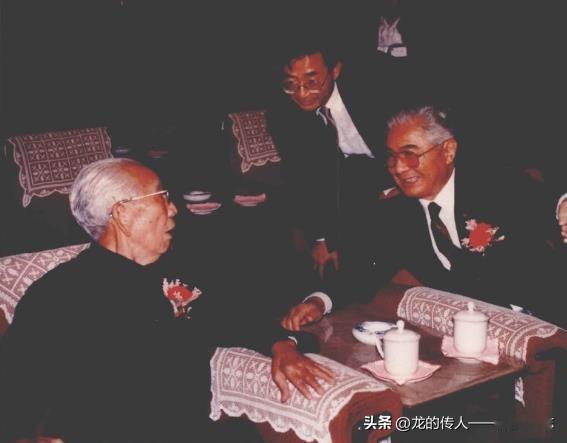 1989年，荣毅仁和王震在一起亲切交谈。