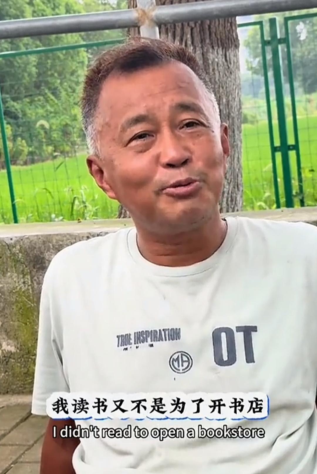 沈巍讲述自己被单位戴上了精神病帽子后，父母友好地和他协商：“你喜欢看书，要不帮你
