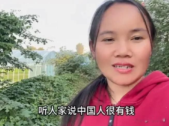 老挝媳妇赛芬，小赵老挝老丈人以为中国人人都是老板，没想到干活也是一把好手：真勤快
