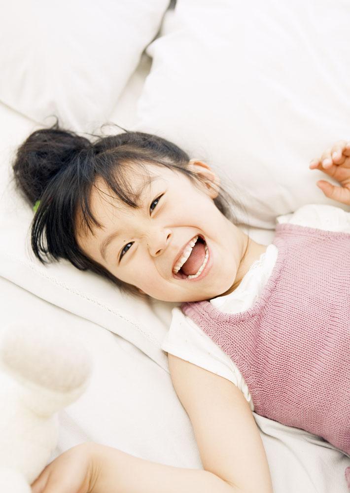 没有生来就一无所有的人，只有不舍得付出的人。

纪伯伦在《先知》里写过：
“当你