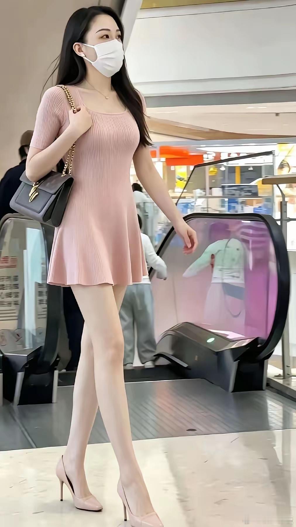 枣庄李主任粉裙走红：体面还是越界？一条粉色裙子，把枣庄一位女主任推上热搜，办公室