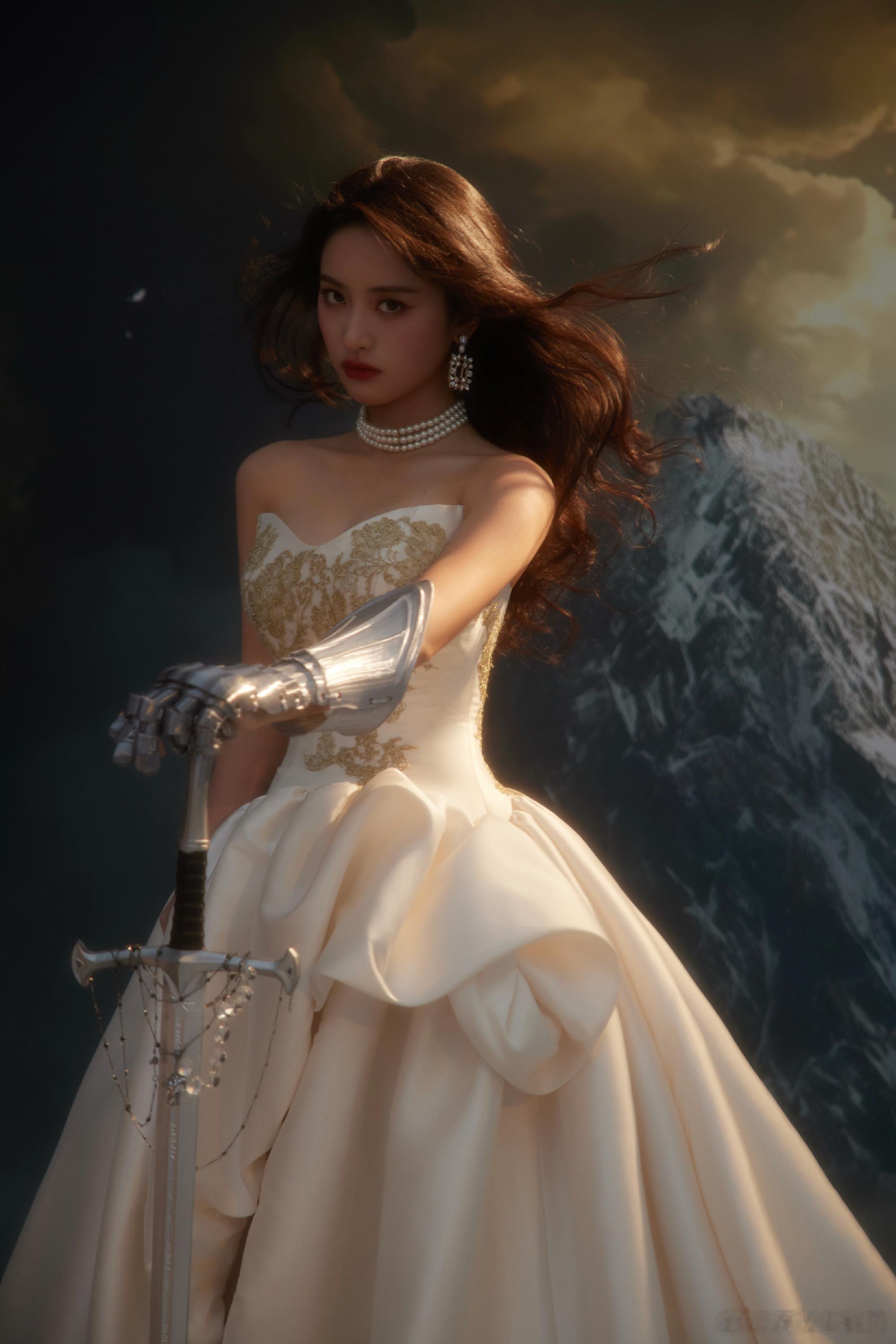 沈月拿剑的公主 啊啊啊出图了！！沈月这几次的图都太惊喜了！这次是拿剑的公主吧[捂