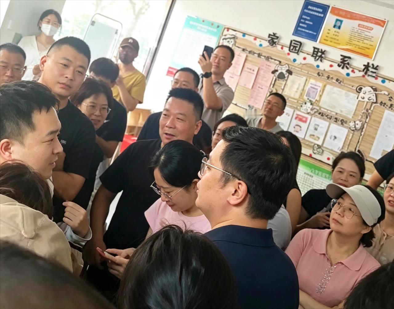 一家幼儿园，上午才开学，结果开学的第一天下午突然停办闭园，家长被通知重选学校，当