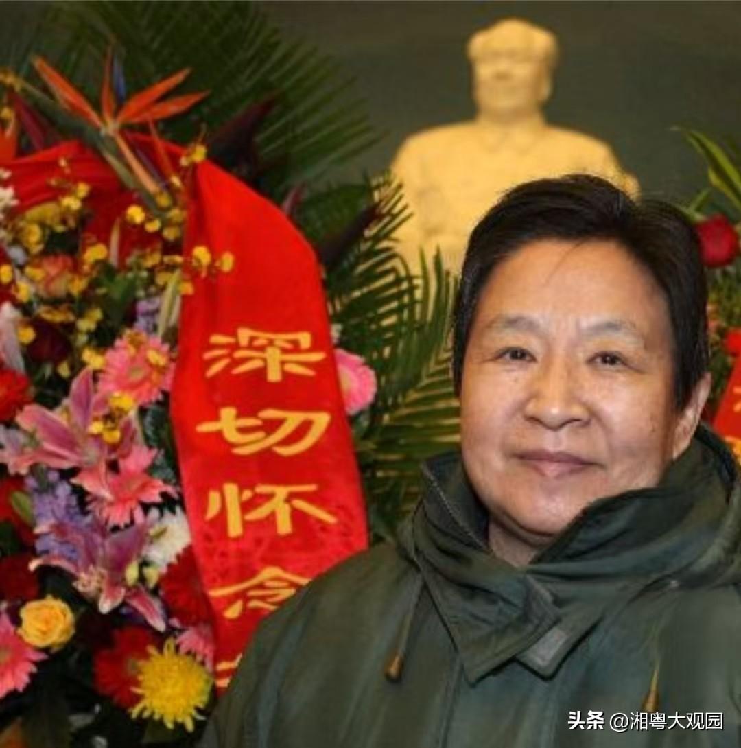 2008年12月26日，是毛主席诞辰115周年纪念日。在那一天，李讷早早来到毛主