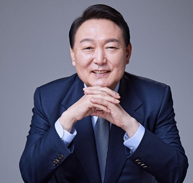 尹锡悦的失败行动，再次给了某些人一个现实版深刻校训。
这深刻的再一次证明，手里没