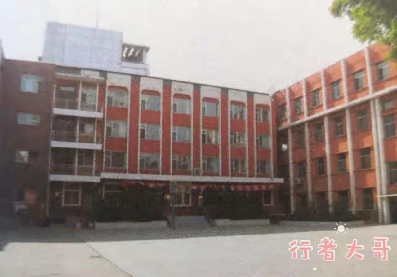 晋中艺校和晋中技校。
晋中艺校是晋中艺术人才的摇篮，技校则为晋中工业发展壮大提供