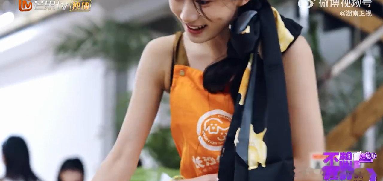 夏梦试图驯服小狗失败看着她认真引导小狗收声，小狗自顾自闹腾，画面又可爱又有点好笑