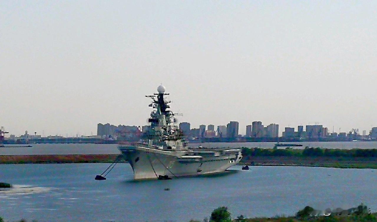 你知道南通停靠了一艘航母吗

在南通苏通大桥脚下的长江边，停泊着一艘巨大的航母，