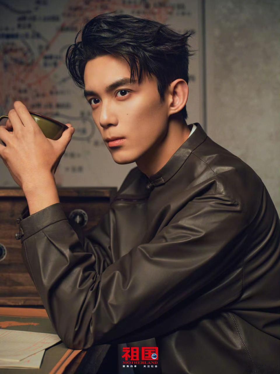 吴磊登上《祖国》杂志，尽显青年精神风貌！

年轻演员里，吴磊真的算得上是根正苗红