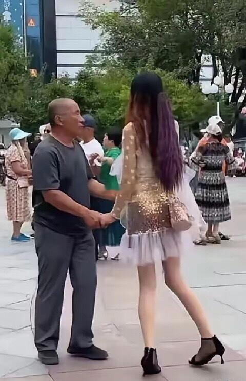 第一眼还以为是大叔高攀了 