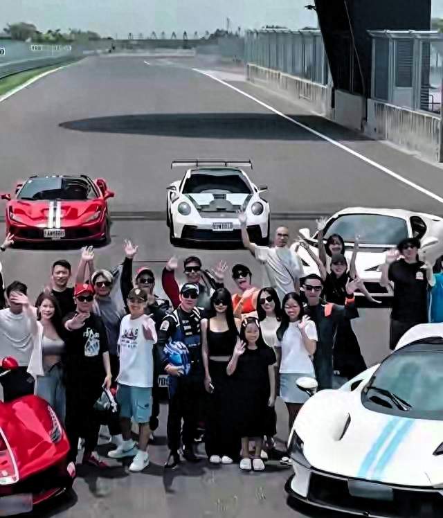 林俊杰携女友惊艳亮相，七七稳居C位身姿绝美太抢眼 赛场高调撒糖