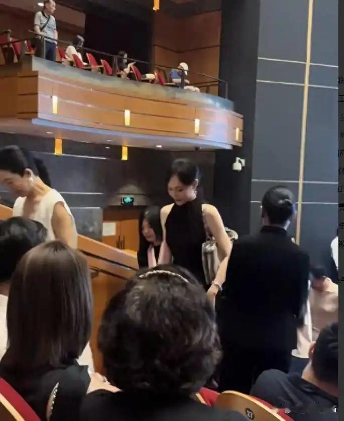 唐嫣穿黑色挂脖裙现身女儿幼儿园，网友:白到发光像在走红毯 